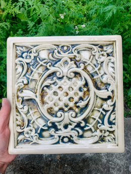 Kafel ze stuletniej formy sepia